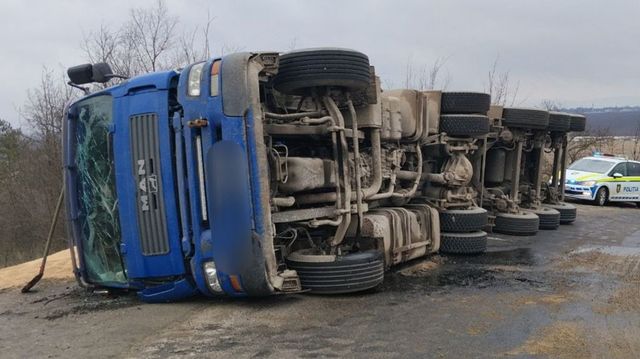 Un camion încărcat cu cereale s-a răsturnat în apropiere de Petrești