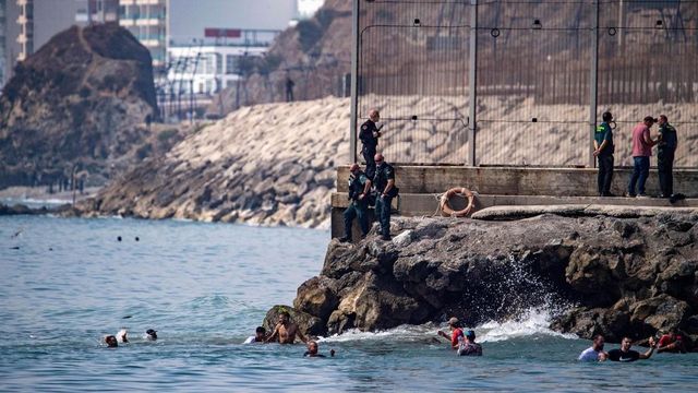Invasione a nuoto di migranti dal Marocco a Ceuta