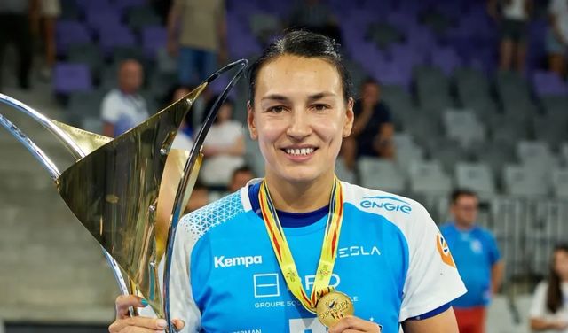 Cristina Neagu a întrerupt știrile Andreei Esca și a anunțat în direct că se retrage din handbal!