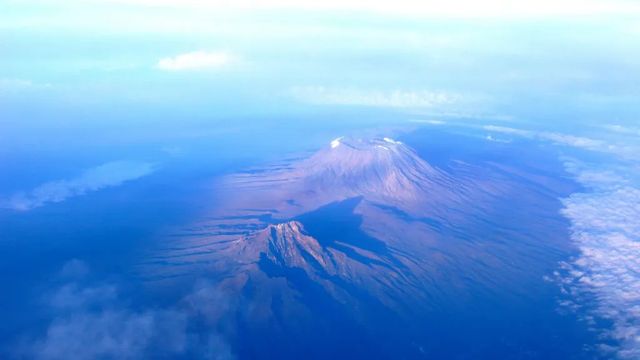 Elicottero precipita sul Kilimangiaro, 5 morti anche due turisti