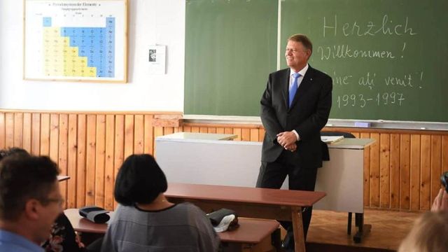 După 27 de ani, Iohannis s-a gândit să lase postul de profesor de la Sibiu