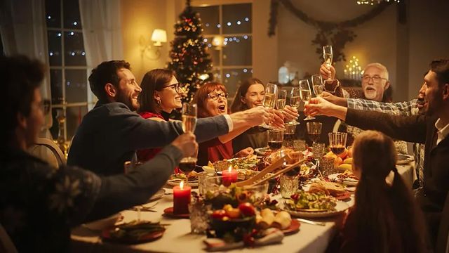 El cuñado, la suegra, los cuchillos... Este es el protocolo que debes seguir en Navidad para tener una mesa bonita y la fiesta en paz