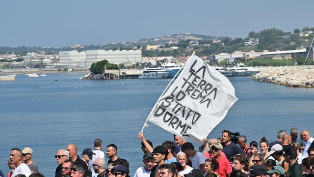 Pozzuoli, il corteo degli sfollati blocca il porto dopo il terremoto
