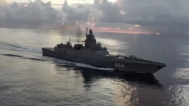 Руска фрегата изстреля две сигнални ракети към датски военен хеликоптер в международни води