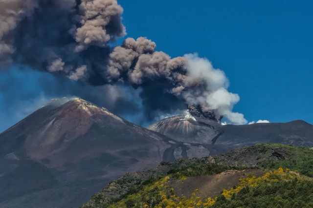 Activitatea vulcanului Etna a dus la închiderea parțială a spațiului aerian și la restricții pe aeroportul din Catania