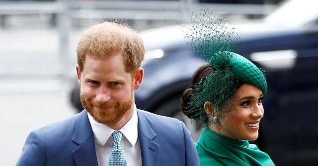 Harry a Meghan jsou zpět v Británii. Po šesti letech přiletěli i s dětmi