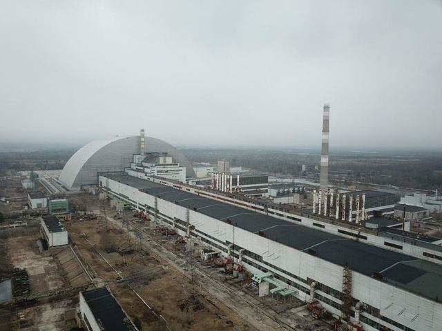 Chernobyl: lo scudo protettivo della centrale nucleare danneggiato dai droni