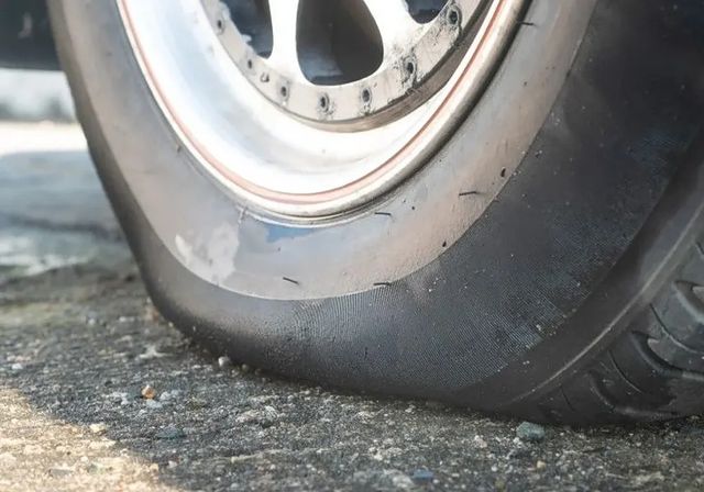 Envían al Ayuntamiento las facturas de reparar sus coches por el mal estado del firme