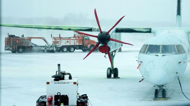 Traficul aerian pe Aeroportul Internațional Otopeni - Henri Coandă se desfășoară în condiții de iarnă