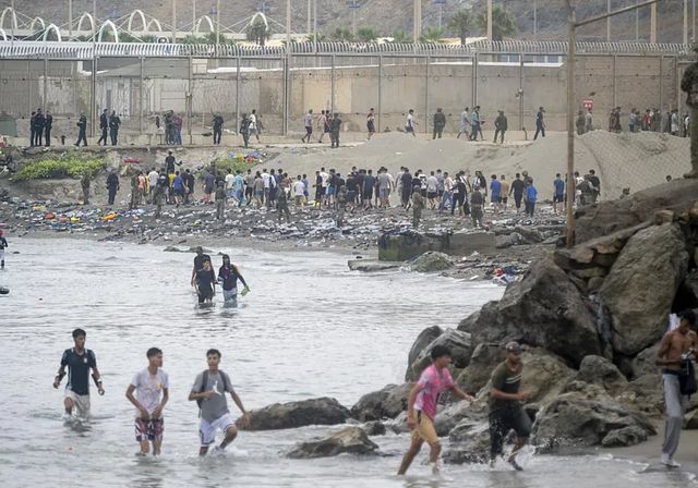 Interior invertirá nueve millones en prolongar el espigón de Ceuta y sustituir la barrera flotante ya dañada