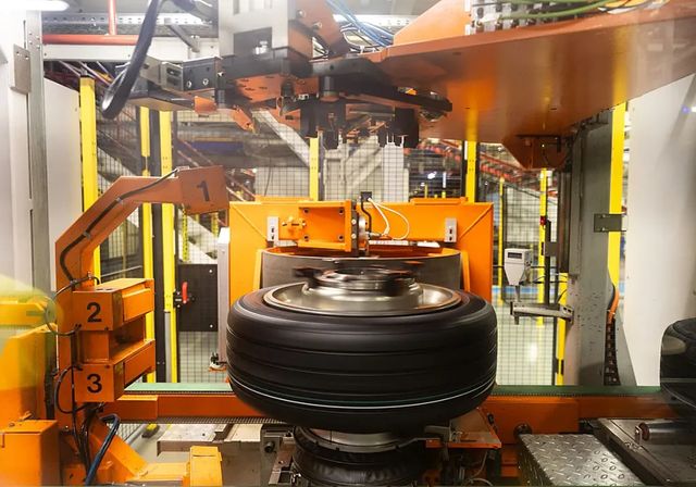 El desafío de fabricar neumáticos cada 18 segundos en la planta de Michelin en Vitoria