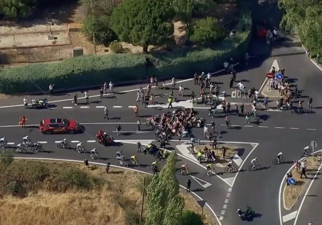 Nuevo incidente en la Vuelta: un grupo de manifestantes propalestinos trata de paralizar la etapa