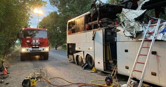 Трима души са загинали, девет са ранени при тежка катастрофа с автобус с румънска регистрация тази нощ на пътя Велико Търново - Русе