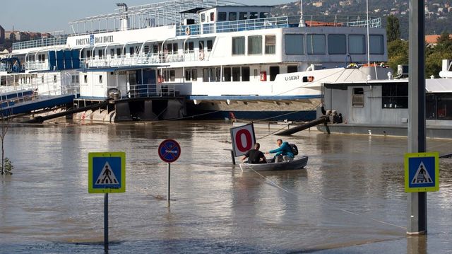 Lassú az árvíz levonulása, extrém terhelés alatt a gátak - Vasárnapi híreink a dunai árvízről