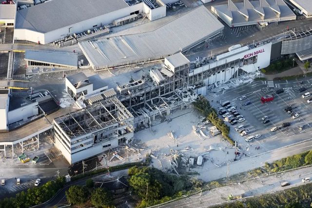 Zeci de persoane, captive într-un mall care s-a prăbușit în urma unei explozii. Deflagrația a avut loc după un cutremur puternic
