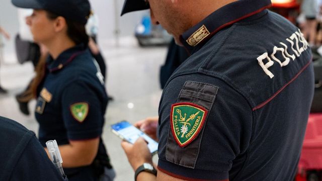 Donna trovata morta in casa nel Torinese, si cerca il fratello