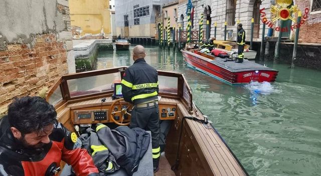 In tre finiscono in acqua a Venezia, un ventenne muore annegato