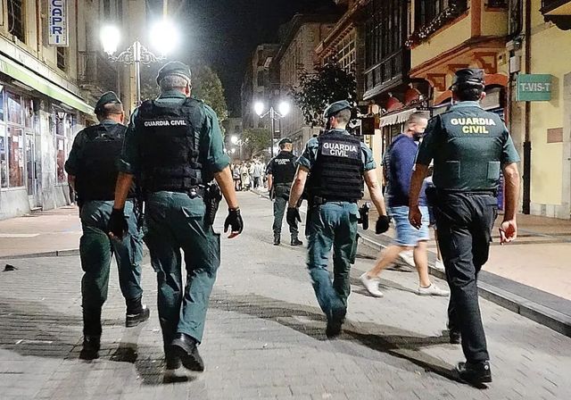 Herido de bala delante de un pub en Ribadesella por un vecino que disparó por la ventana porque no le dejaba dormir