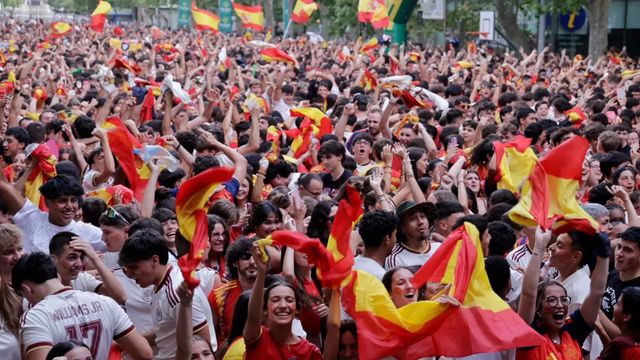 Pantalla gigante en la Plaza Mayor de Valladolid para seguir la final del Mundial de Fútbol