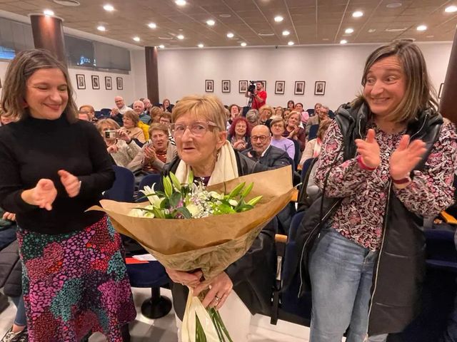 Genoveva Ortiz, una luchadora contra el Párkinson, recibe el premio 8-M de San Javier