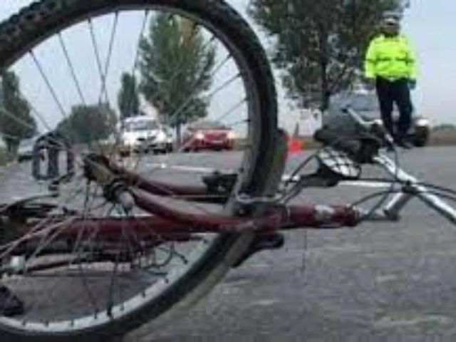 Copilul lovit de o mașină la Hîncești, în timp ce mergea pe bicicletă, a fost transportat de urgență la spital