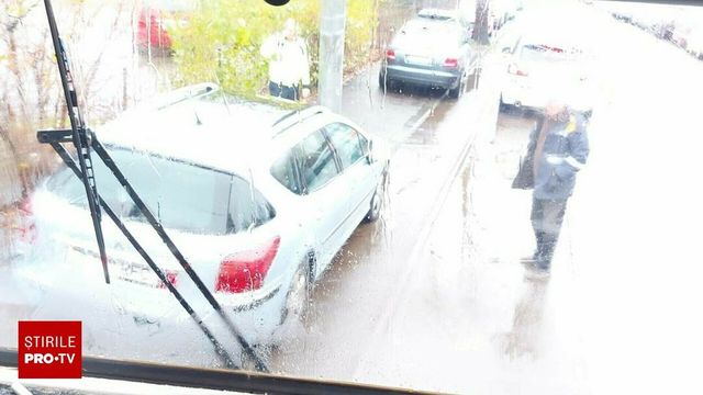 Probele la tramvaiul 5, blocate de o mașină lăsată pe șine de un șofer care s-a dus să cumpere mici