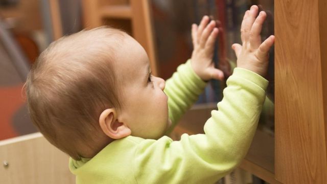 Anchetă la o grădiniță din Baia Mare, după ce un copil a fost rănit de un dulap care căzut peste el