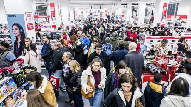 Consumo multa con 350.000 euros a siete empresas por falsas rebajas en el Black Friday