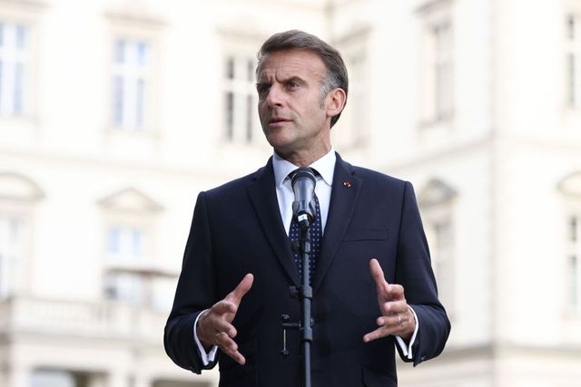 Pompierii români, felicitați de Emmanuel Macron pentru intervenția în incendiile din Franța