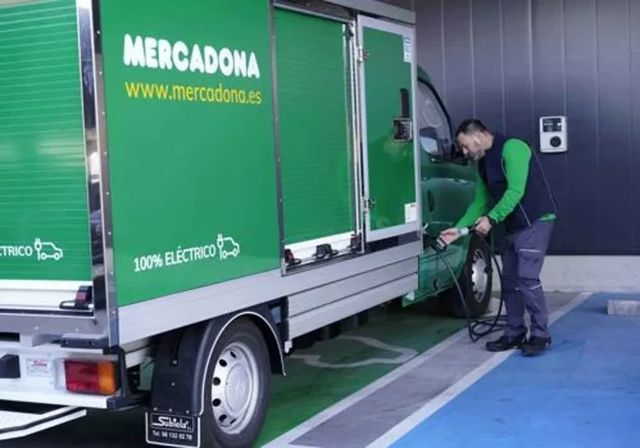 Contrato indefinido y hasta 2.300 euros: Mercadona busca mecánicos