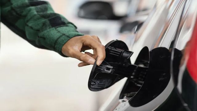 ¿Me pueden multar por poner yo mismo gasolina al coche en la estación de servicio?