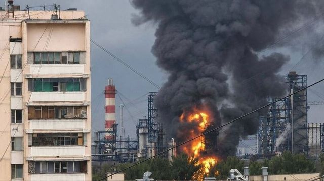Po ukrajinském dronovém úderu vypukl požár v rafinerii na jihu Ruska