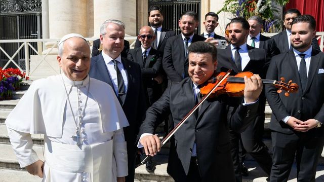 XIV. Leó pápának hegedült Mága Zoltán, ajándékot is adott a szentatyának
