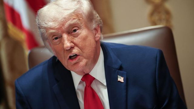 Donald Trump leszögezte, hogy a Hormuzi-szoros továbbra is nyitva áll