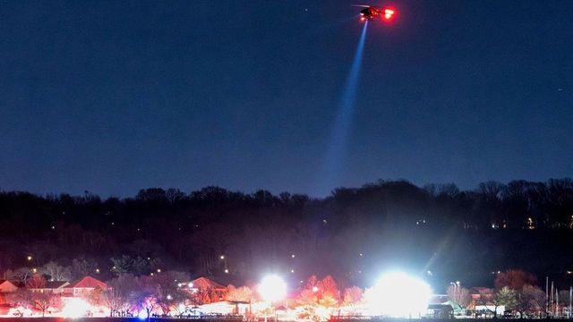 Aereo si scontra con elicottero e cade in fiume a Washington