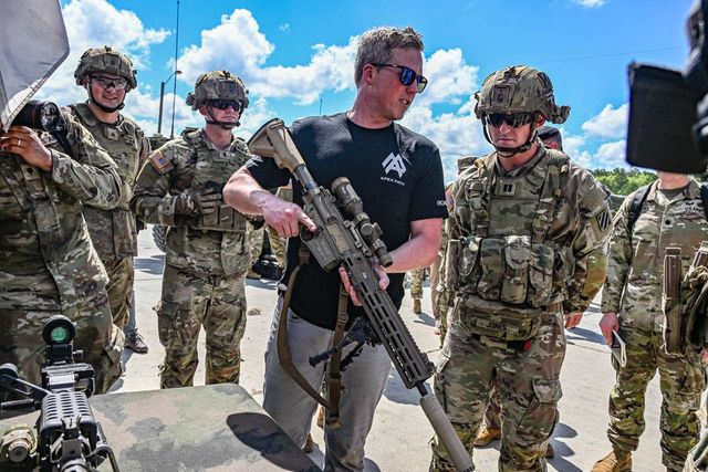 El secretario del Ejército de EEUU presenta su dimisión en medio de tensiones con Pete Hegseth