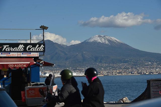 Maltempo Campania, torna la neve sul Vesuvio. Capri isolata