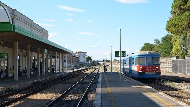 Violentata a 14 anni nel bagno della stazione di Maglie, indagati due coetanei