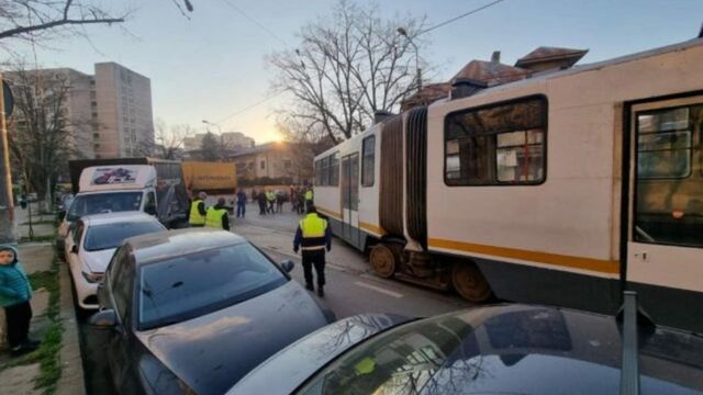 Un tramvai a deraiat în zona Baicului din București și a lovit cinci mașini