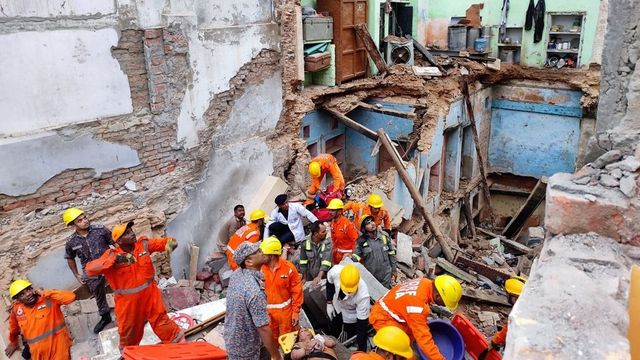 5 Rescued After 2 Houses Collapse In Varanasi, 3 Feared Trapped