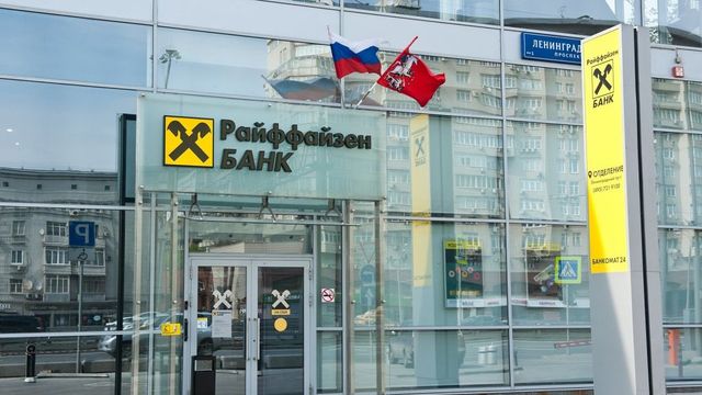 Navzdory slibům evropské banky loni zaplatily v Rusku na daních 800 milionů eur