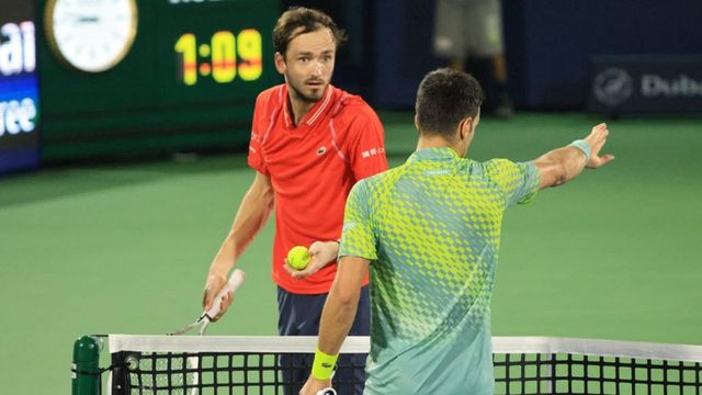 Medvedev întrerupe șirul de 20 de victorii ale lui Djokovic și ajunge în finala de la Dubai