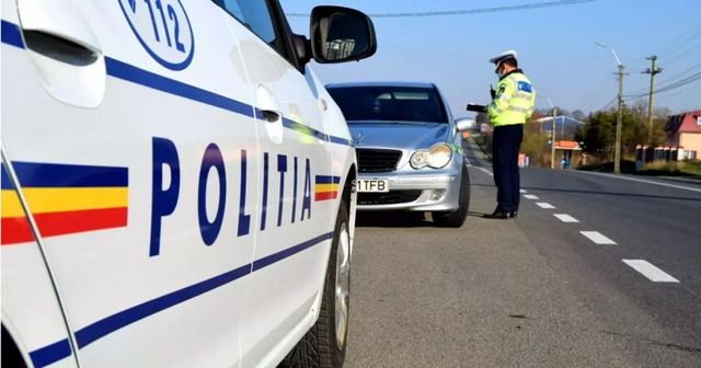 Doi tineri au încercat să mituiască cu 10.000 de euro un polițist rutier