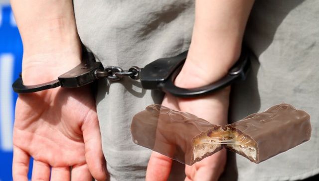 Bărbat condamnat la ani de închisoare, după ce a amenințat cu cuțitul o vânzătoare și a furat 3 ciocolate