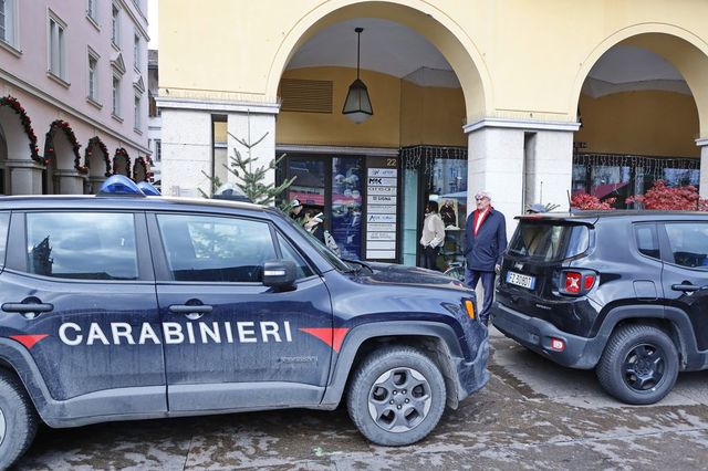 Uccide il padre a coltellate e fugge con 100mila euro, fermato 27enne