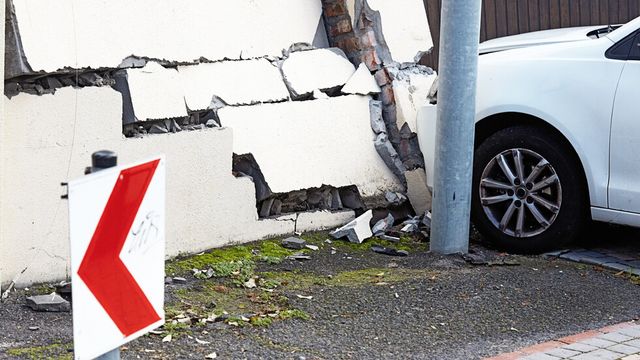 Кола се вряза в къща в Дупница, загина 17-годишният шофьор