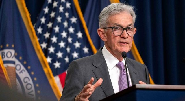 La Fed taglia i tassi di un quarto di punto al 3,50%-3,75%, è la terza riduzione consecutiva