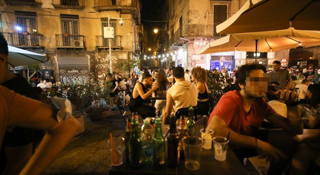 Scontro a fuoco a Napoli, ferite alle gambe due ragazze che passeggiavano
