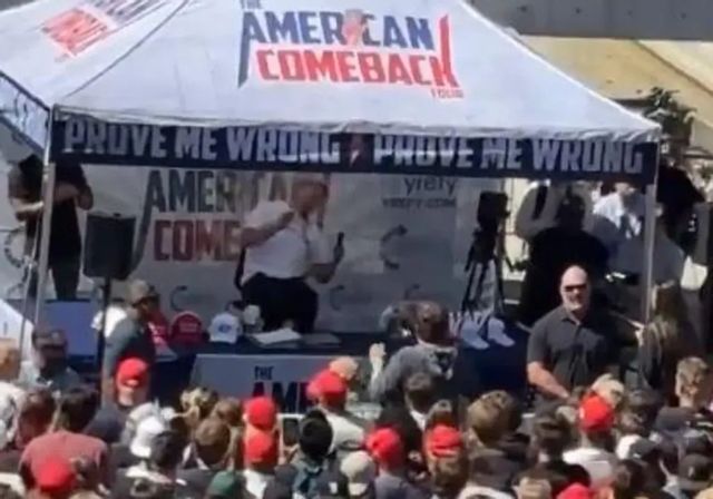 Disparan en pleno escenario a un líder juvenil del trumpismo
