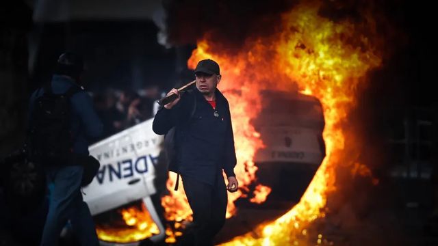 Argentina aprueba por un voto la ley de recortes de Milei, en medio de fuertes disturbios